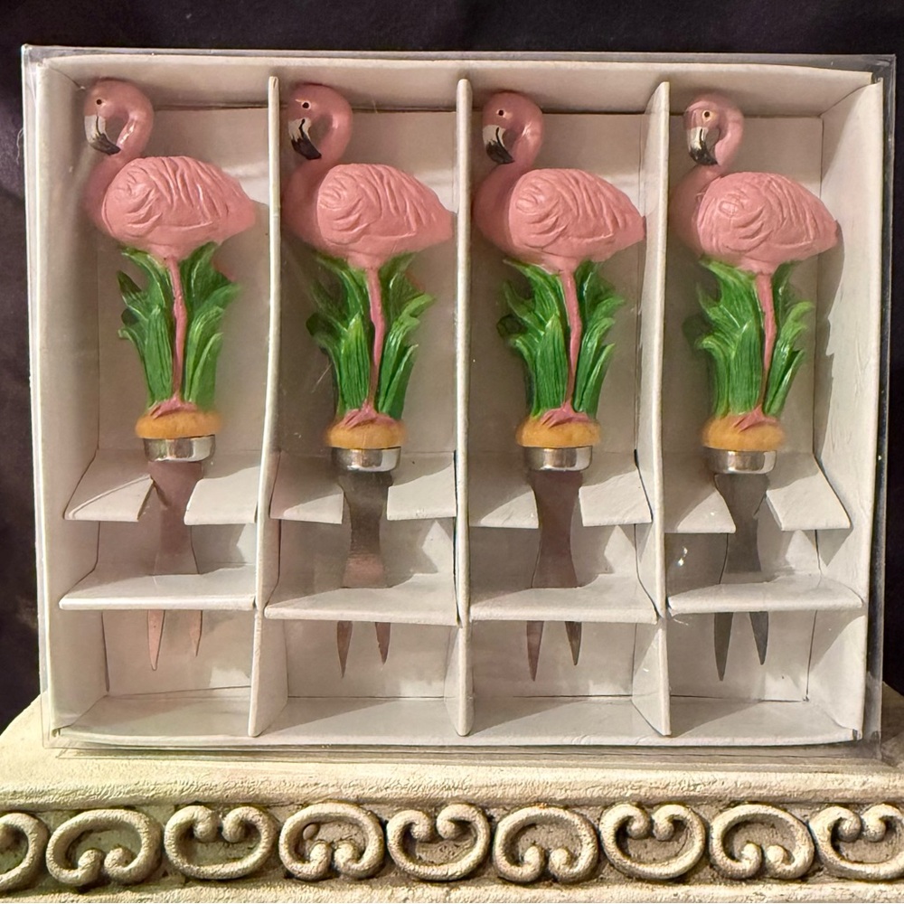 NIB flamingo corn holder set of 4.